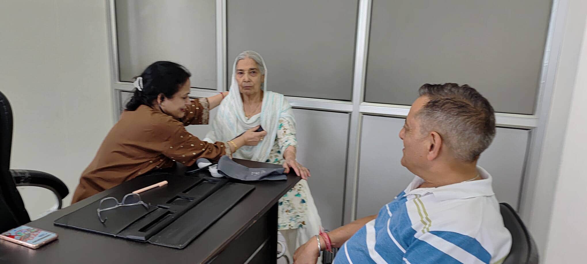 धर्मशाला में आई एम ए के निशुल्क चिकित्सा शिविर में मरीजों की जांच करते हुए डॉक्टर कविता ठाकुर। 