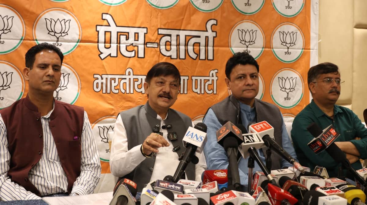 धर्मशाला में पत्रकार वार्ता करते हुए भाजपा प्रदेश प्रवक्ता व पूर्व विधायक राजिंद्र राणा और अन्य