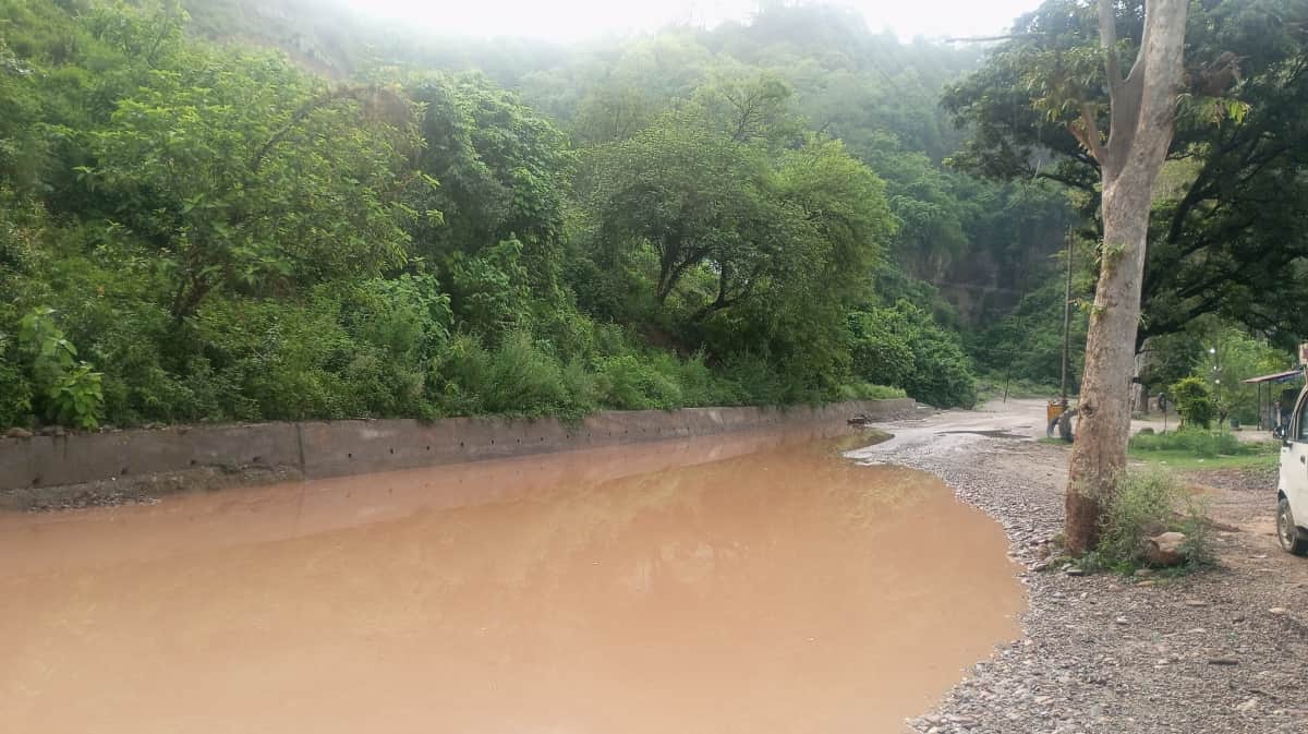 उपमंडल कोटला के अधीन आने वाले पुराने एनएच -154 की खस्ता हालत । संवाद