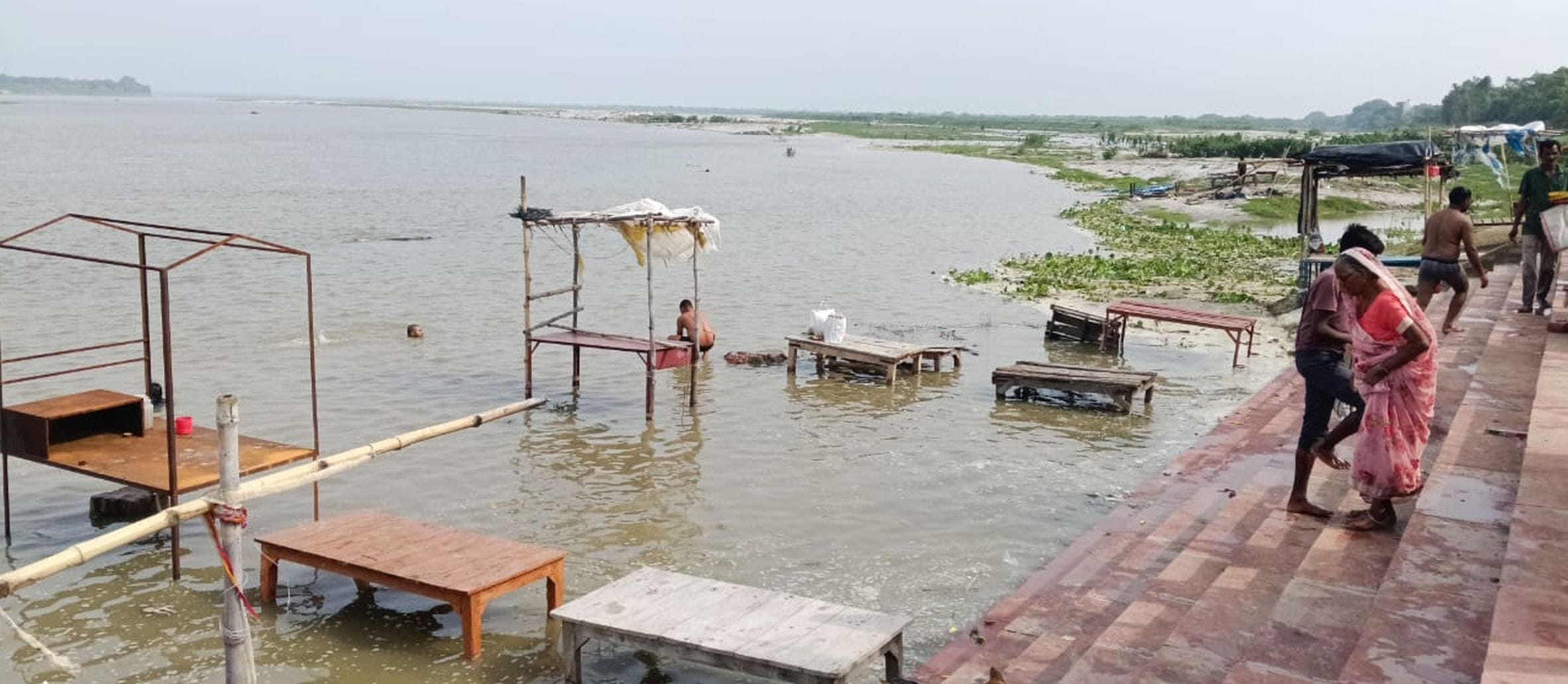 ऊंचाहार क्षेत्र के गोकना घाट पर गंगा का बढ़ता गंगा का जलस्तर। 