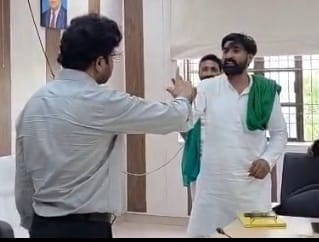 Dispute escalates between farmers and agriculture officer at Vikas Bhawan; officer threatens self-immolation.