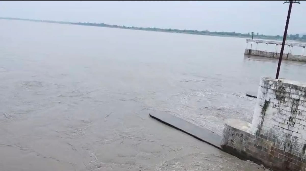 नेपाल की बारिश से गंडक उफान पर! वाल्मीकिनगर बराज से छोड़ा गया 1.25 लाख क्यूसेक पानी, खतरे में निचले इलाके
