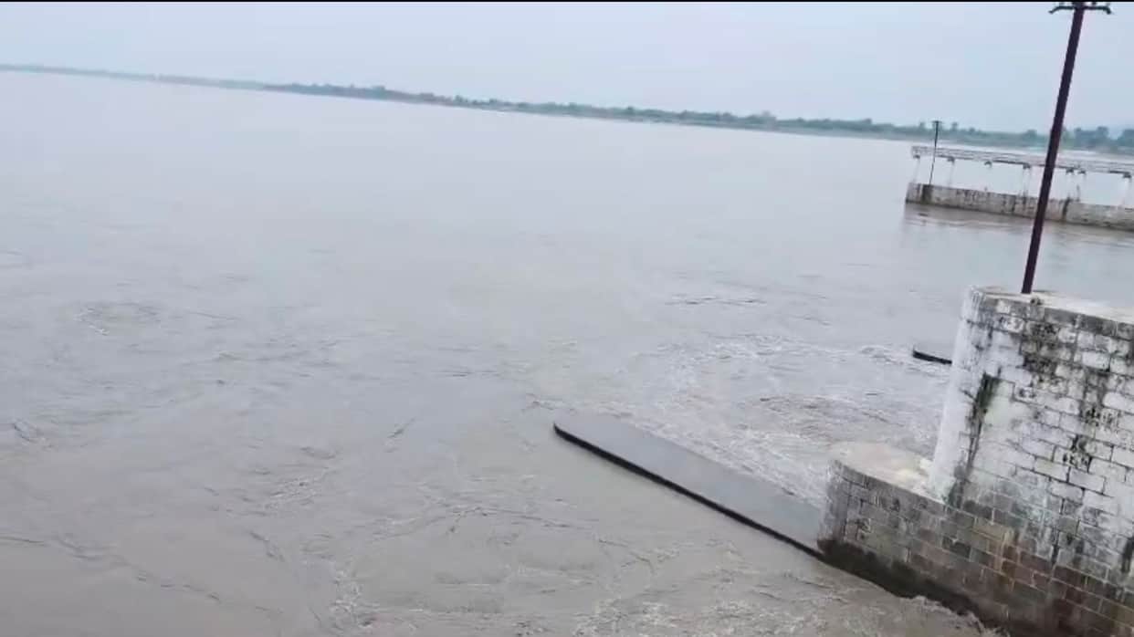 1.25 lakh cusecs water released from Valmikinagar Gandak Barrage flood risk increased in low lying areas