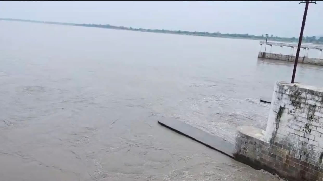 1.25 lakh cusecs water released from Valmikinagar Gandak Barrage flood risk increased in low lying areas