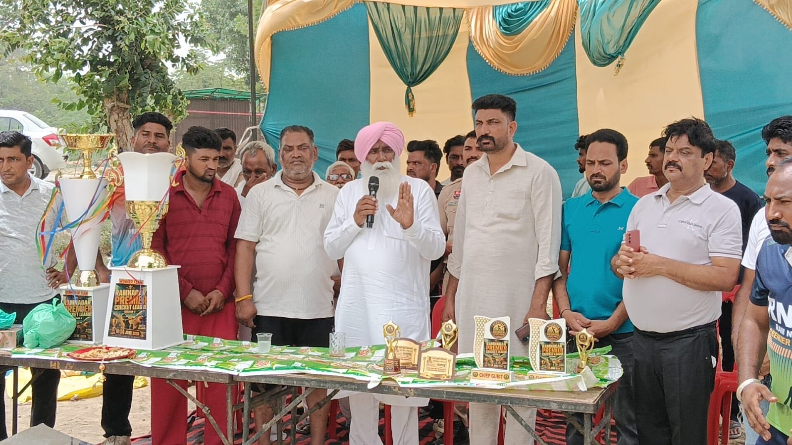 विधायक जरनैल सिंह रामनगर कॉलोनी में खेल प्रतियोगिता के दौरान अपने संबोधन के वक्त पूर्व विधायक प