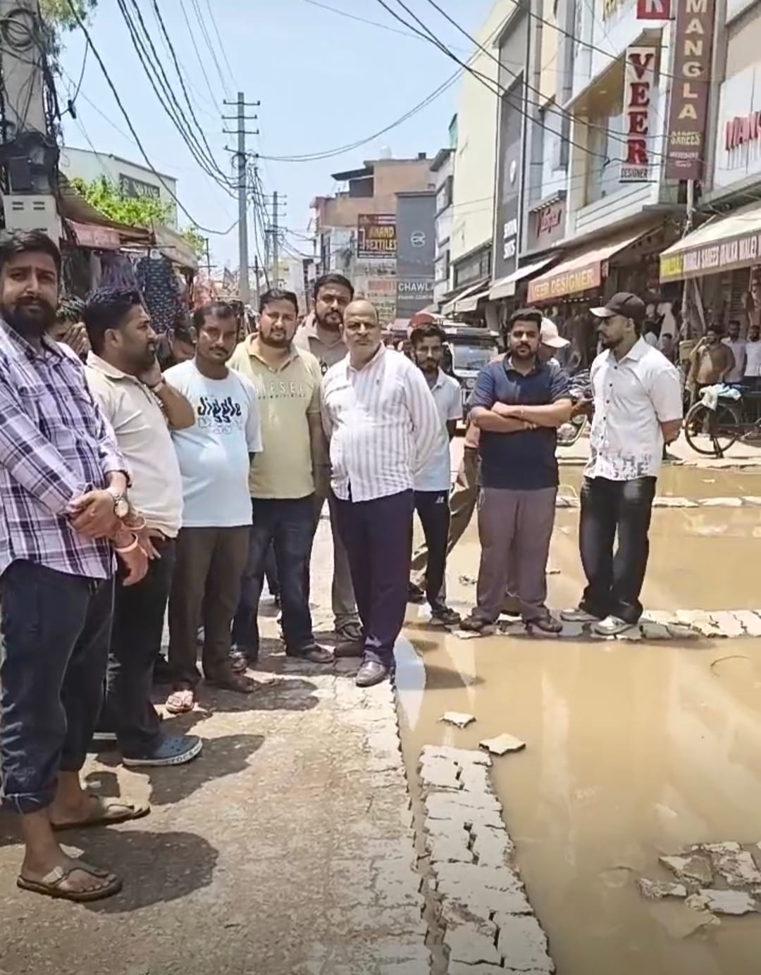 अंबाला सिटी की कपड़ा मार्केट में जलभराव पर दुकानदार प्रदर्शन करते हुए। वीडियो ग्रैब