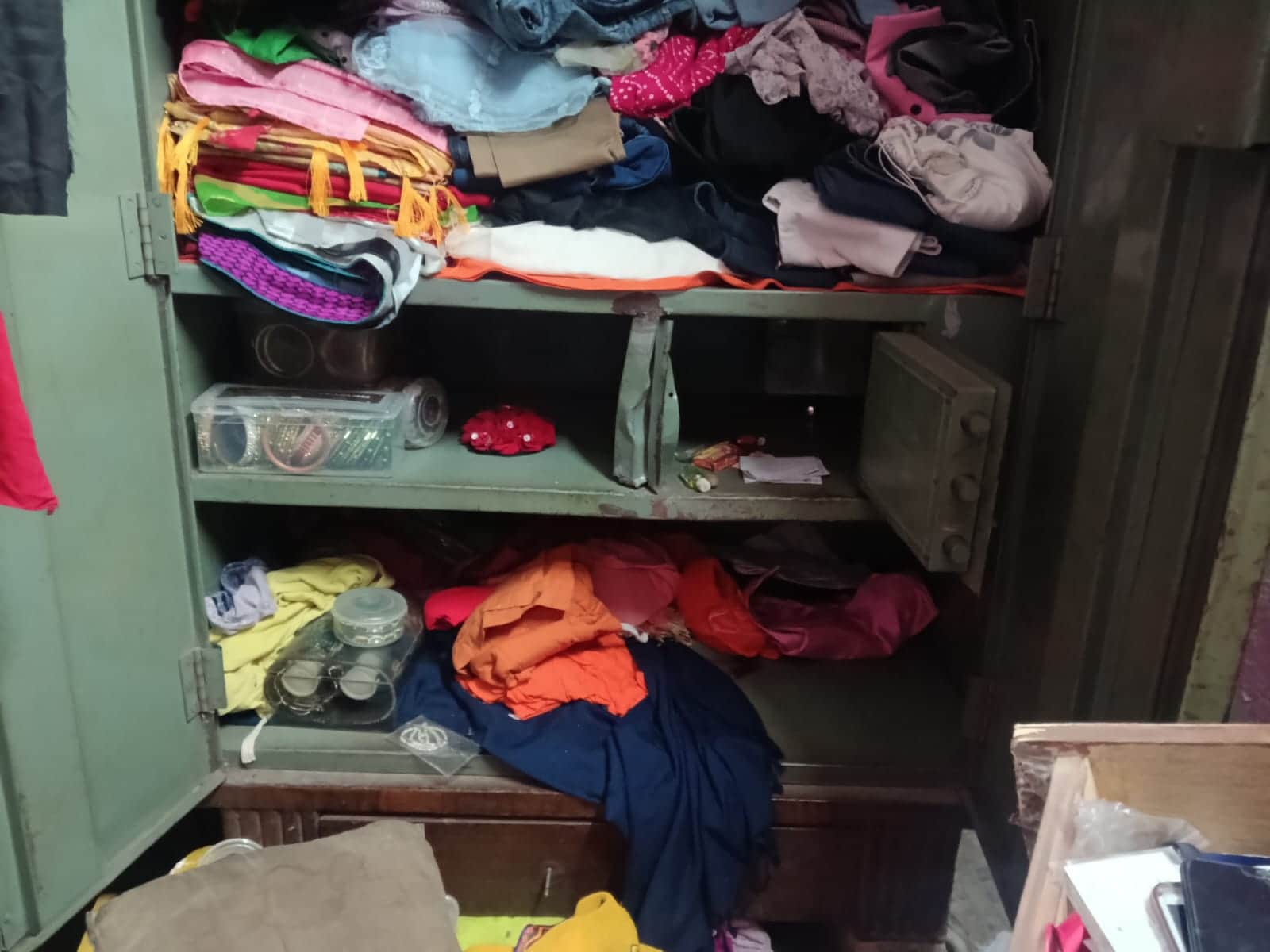 अनपरा के डब्ल्यूआईई आवासीय परिसर में दिनदहाड़े चोरी के बाद बिखरा सामान। स्रोत जागरूक पाठक