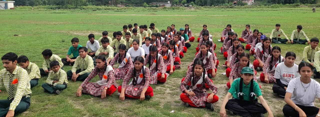बच्चों को  स्नेक बाईट  (सर्पदंश) से बचाव एवं प्राथमिक उपचार के प्रति जागरूक करते प्रधानाचार्य न