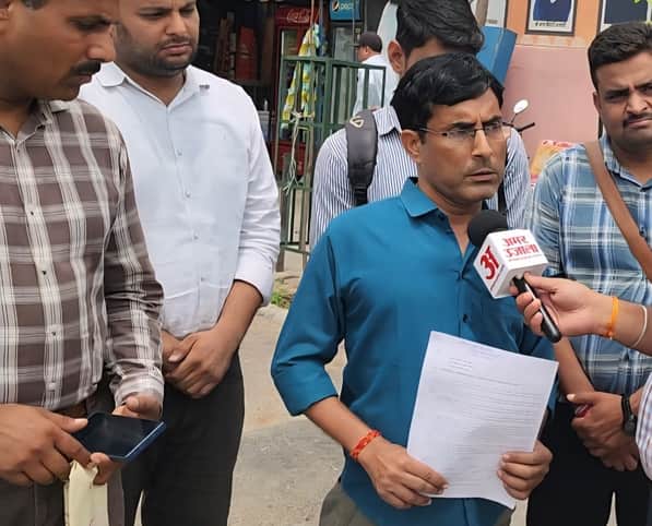 बीजेपी प्रदेश मुख्यालय के बाहर लैब असिस्टेंट और लाइब्रेरियन
