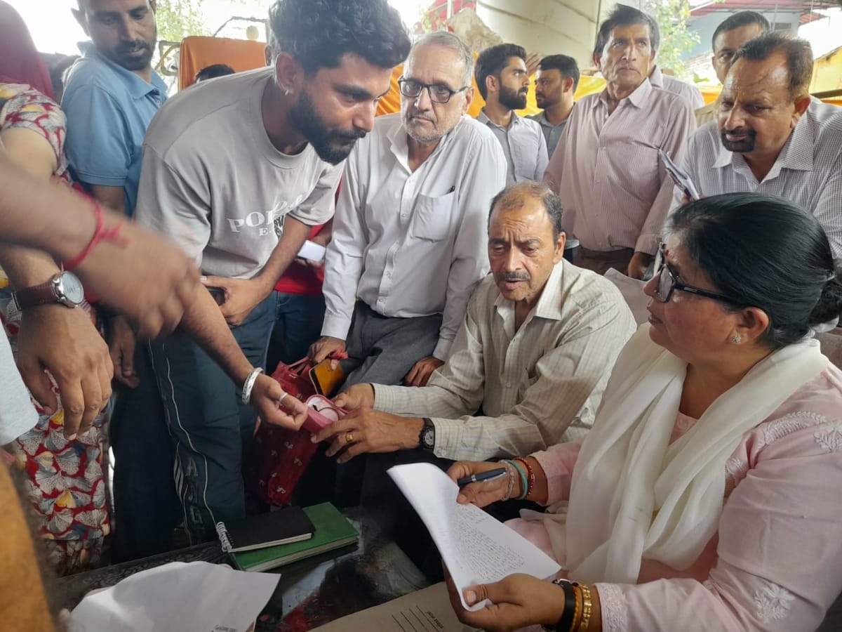 42 Pong Dam oustees received land leases in Bhatoli Phakorian.