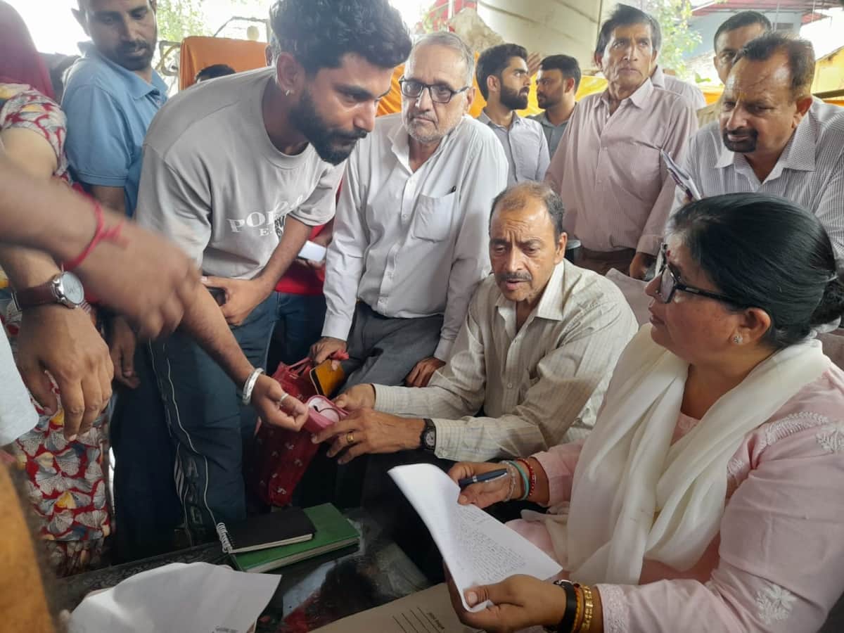भटोली फकोरियां में लोगों की समस्याएं सुनतीं विधायक कमलेश ठाकुर। -स्रोत:  प्रशासन