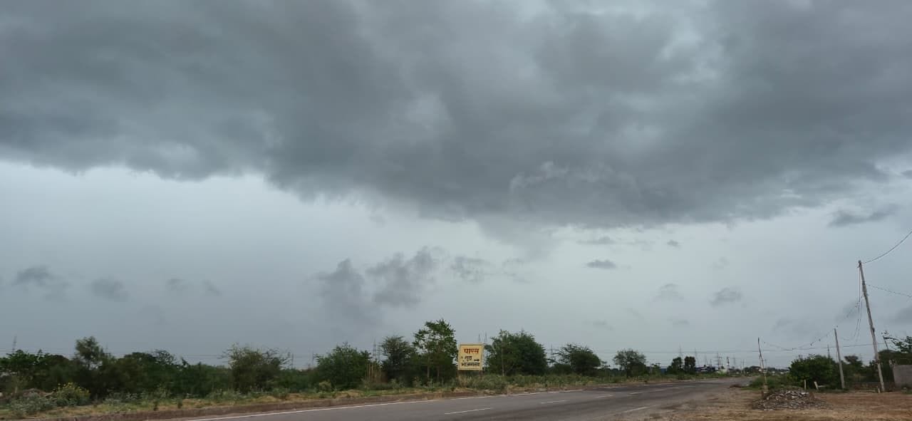 भिवानी में सोमवार शाम को आसमान में छाए बादल।