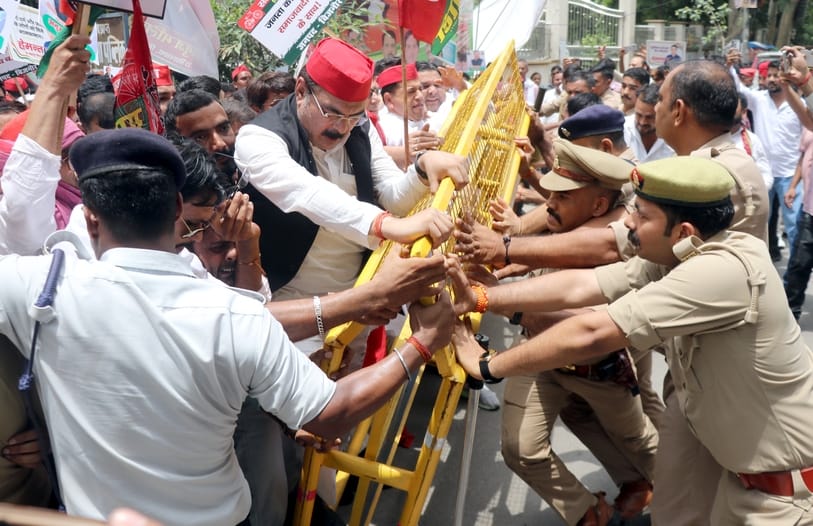 बिजनौर में सोमवार को ज्ञापन देने जा रहे सपा कार्यकर्ताओं को बैरिकेडिंग पर रोकती पुलिस। संवाद