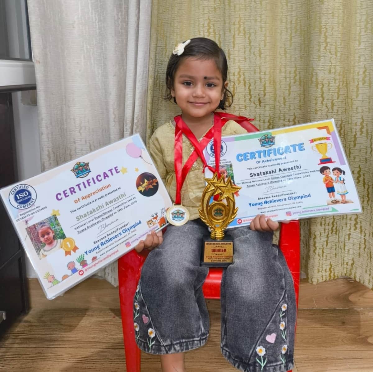 बैजनाथ के उस्तेहड गांव की सताक्षी अवस्थी अपने प्रमाण पत्रों के साथ। स्रोत: परिजन