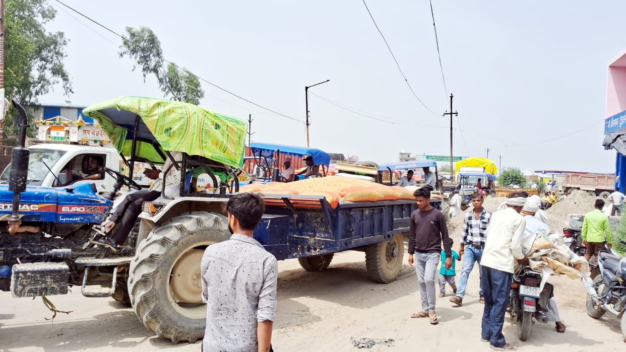 Massive traffic jam near Bilsi Grain Market; vehicles at a standstill for hours.