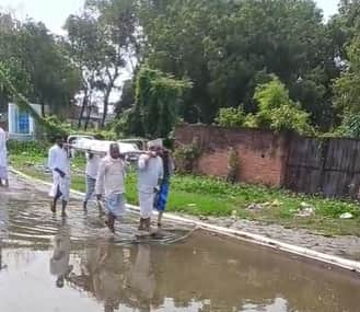 Even the final journey was not easy; the funeral procession had to pass through waterlogged areas.