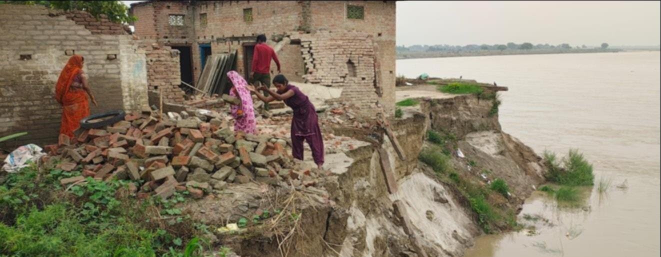 बैरिया क्षेत्र के गोपालनगर टाड़ी गांव में सरयू नदी के कटान के चलते अपने हाथों अपने आशियाना को 