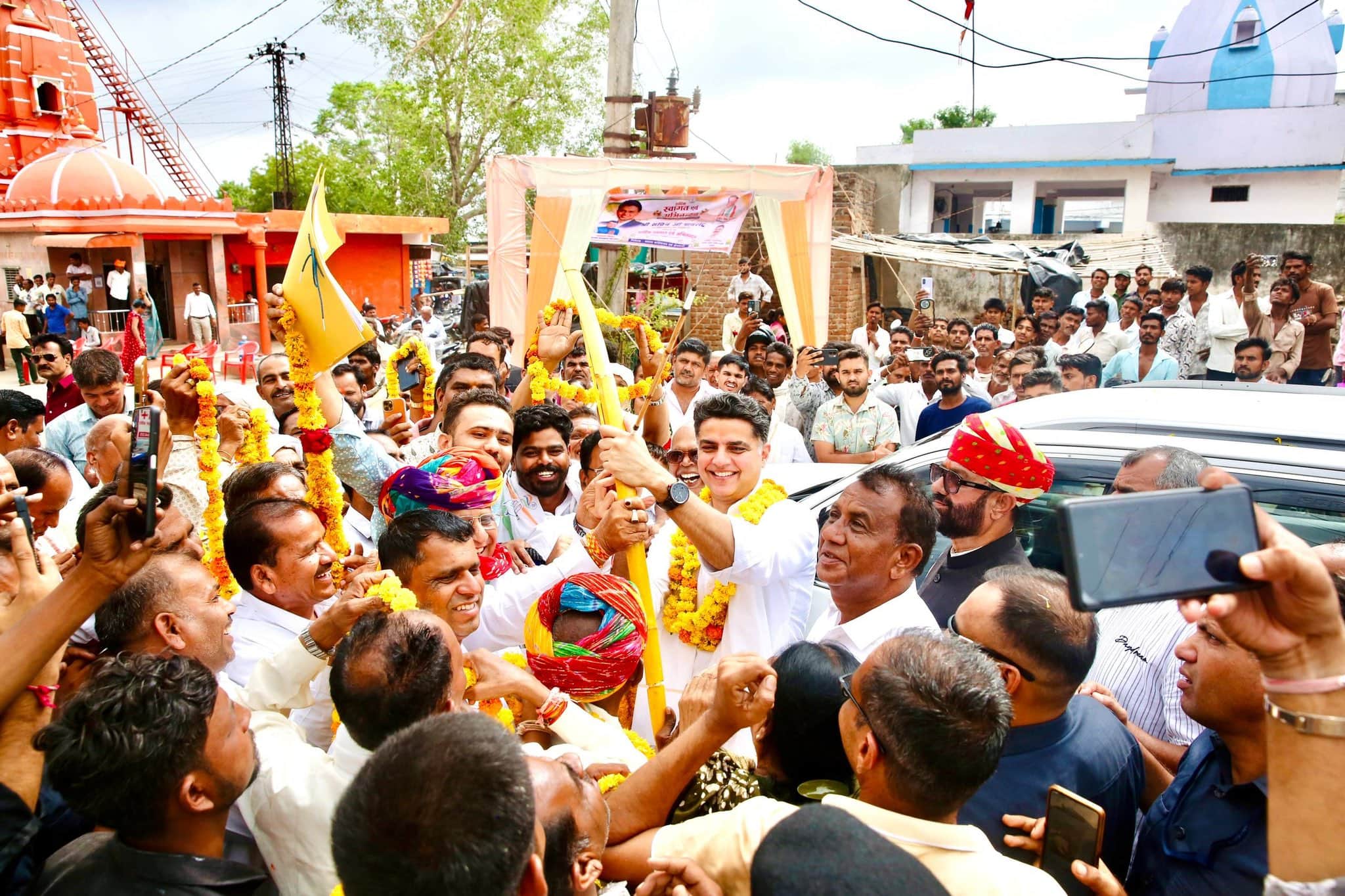 बांसवाड़ा में सचिन पायलट का स्वागत करते कांग्रेस कार्यकर्ता