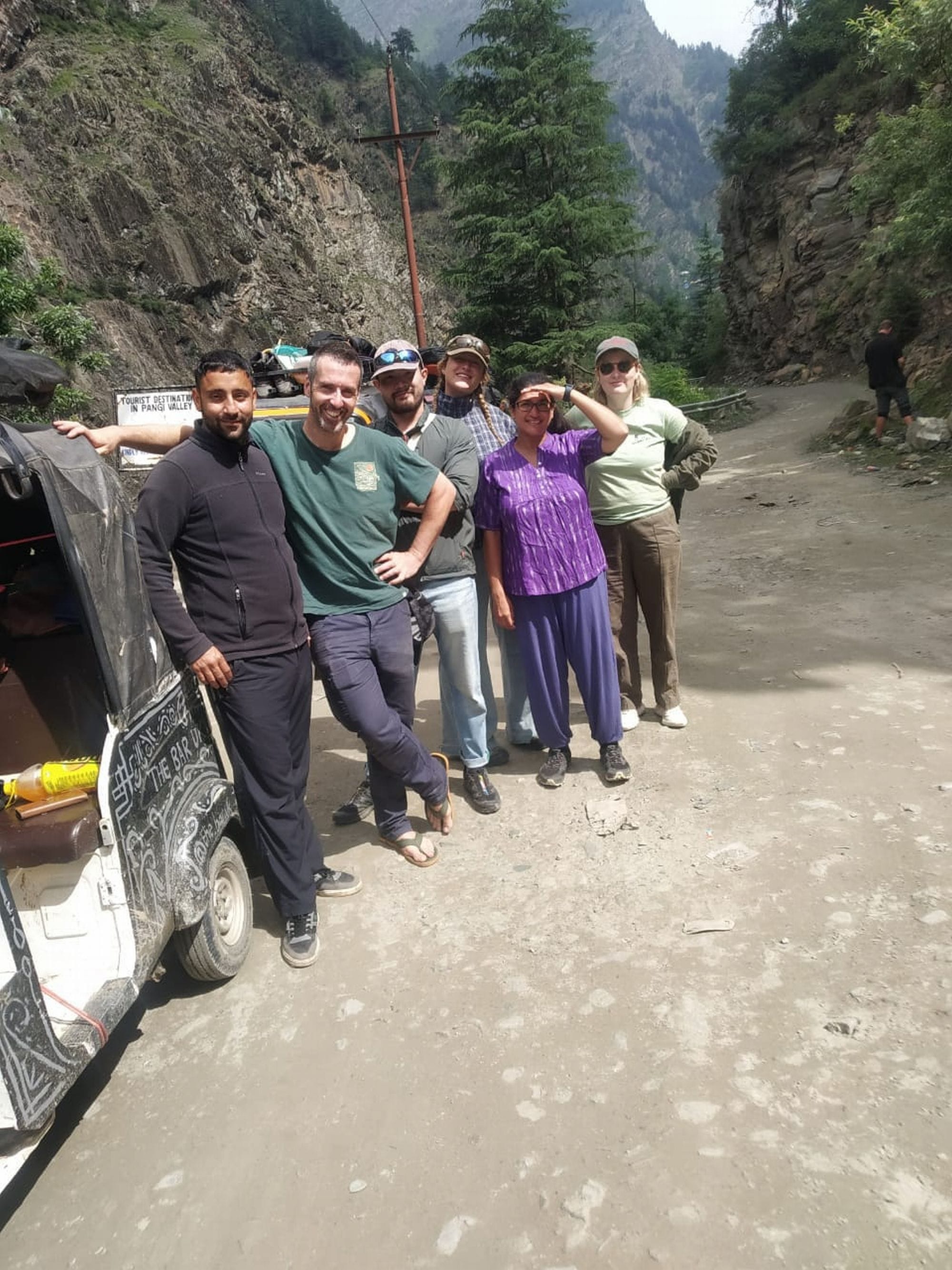 चंबा के पांगी पहुंचने पर विदेशी पर्यटकों ओर ऑटो के साथ  लोग।स्रोत जागरूक पाठक