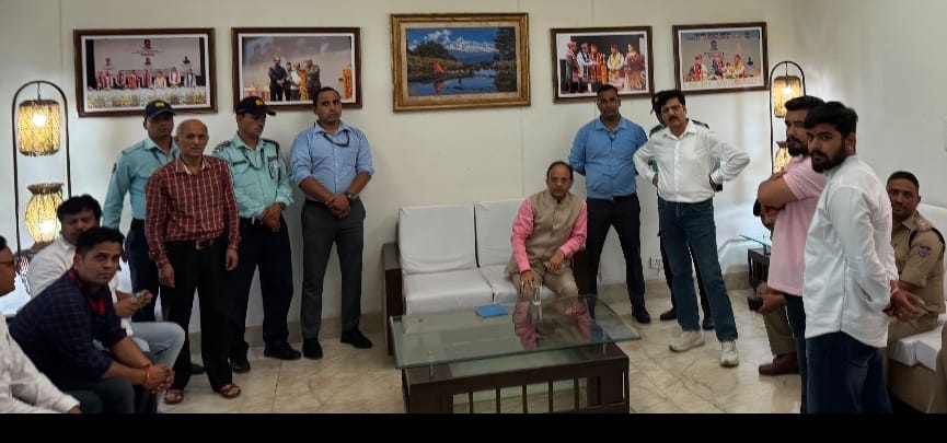 चौरास परिसर में कुलपति से पीएचडी प्रवेश परीक्षा प्रकरण को लेकर वार्ता करते छात्र नेता---जागरूक 