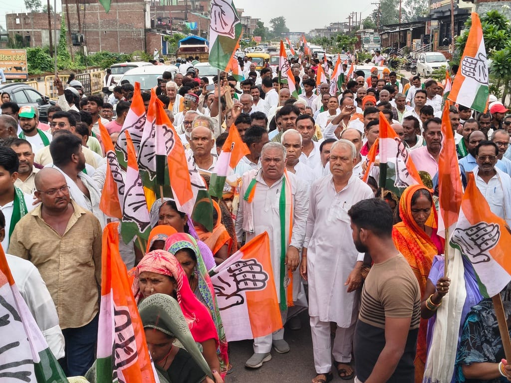 The Congress held a foot march to protest against the theft of offerings at the Ram Mandir and the paper leak.