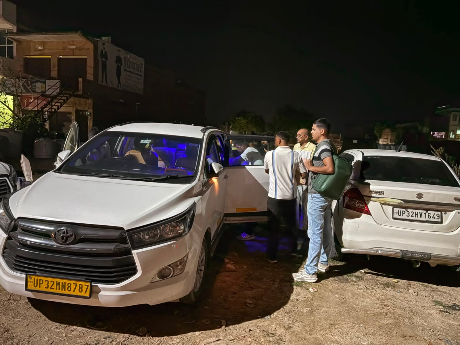 फील्ड अफसर पुष्पक चौधरी को बैंक से उनके आवास पर ले जाती टीम। संवाद