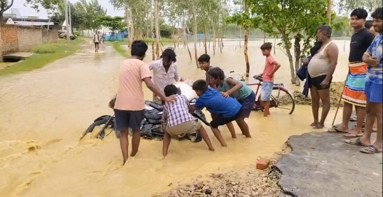 The mountain stream has stopped the pace of Itahiya village