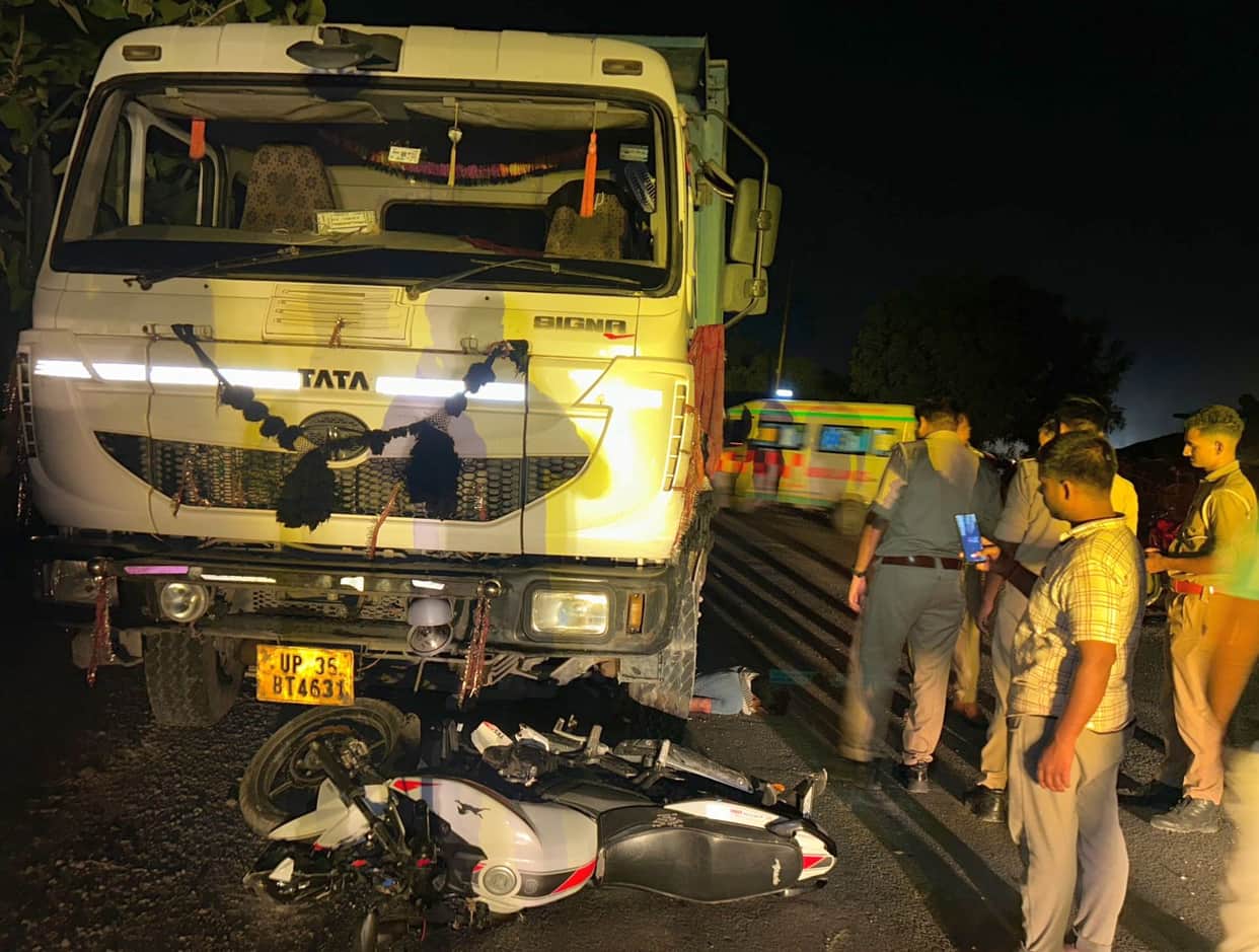 Bike trapped under dumper dragged for 50 meters; youth dies.