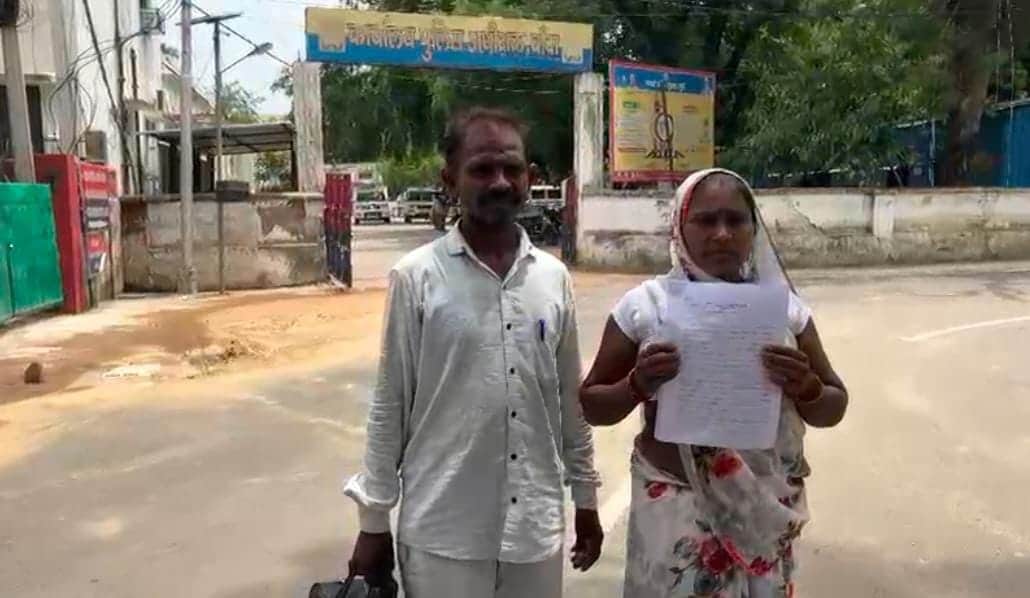 फोटो-16- पुलिस अधीक्षक से शिकायत करने आए दंपती। संवाद
