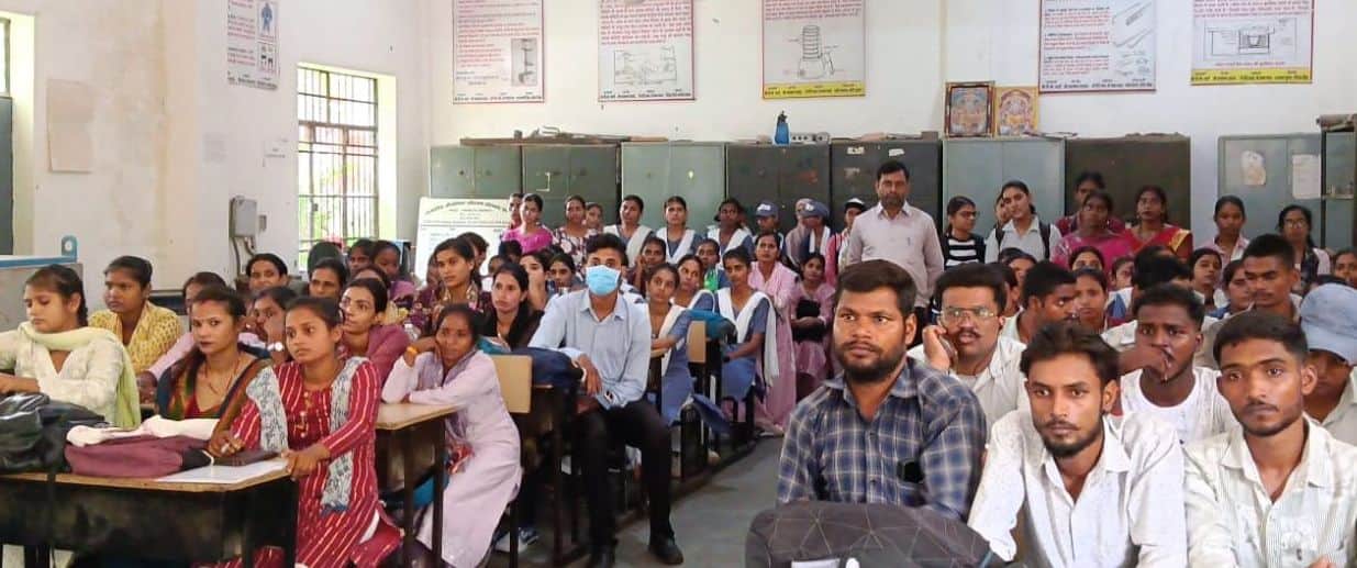 फोटो-2-रोजगार मेले में पंजीकरण कराने के बाद साक्षात्कार का इंतजार करते अभ्यर्थी। संवाद