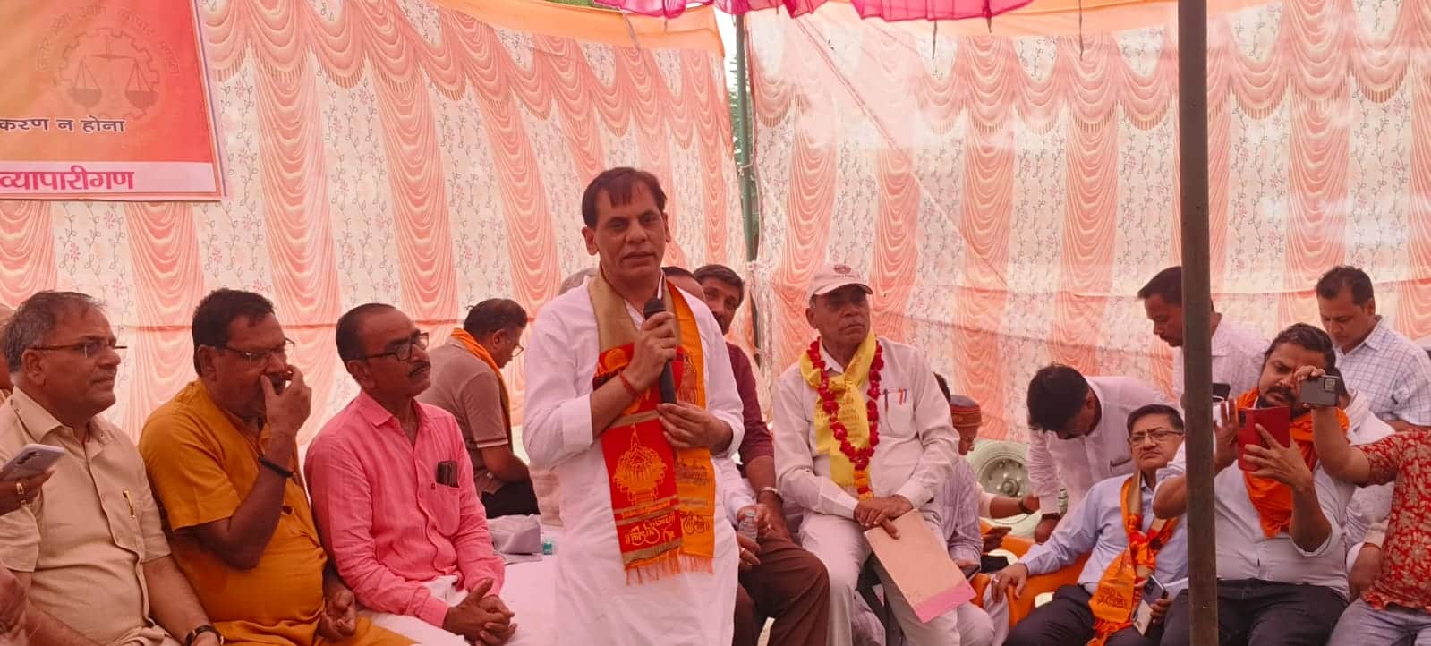 फोटो-21-व्यापारियों के धरना-प्रदर्शन में बोलते प्रदेश अध्यक्ष मुकुंद मिश्रा। संवाद