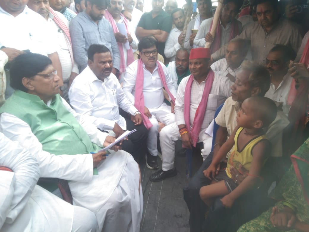 SP delegation arrives to gather information about the massacre.