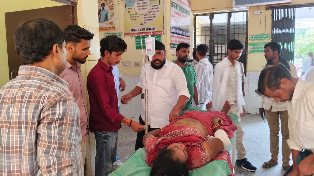 फोटो-24- सीएचसी में स्ट्रेचर पर लेटी घायल महिला मौजूद बेटा व स्वास्थ्य कर्मी। संवाद