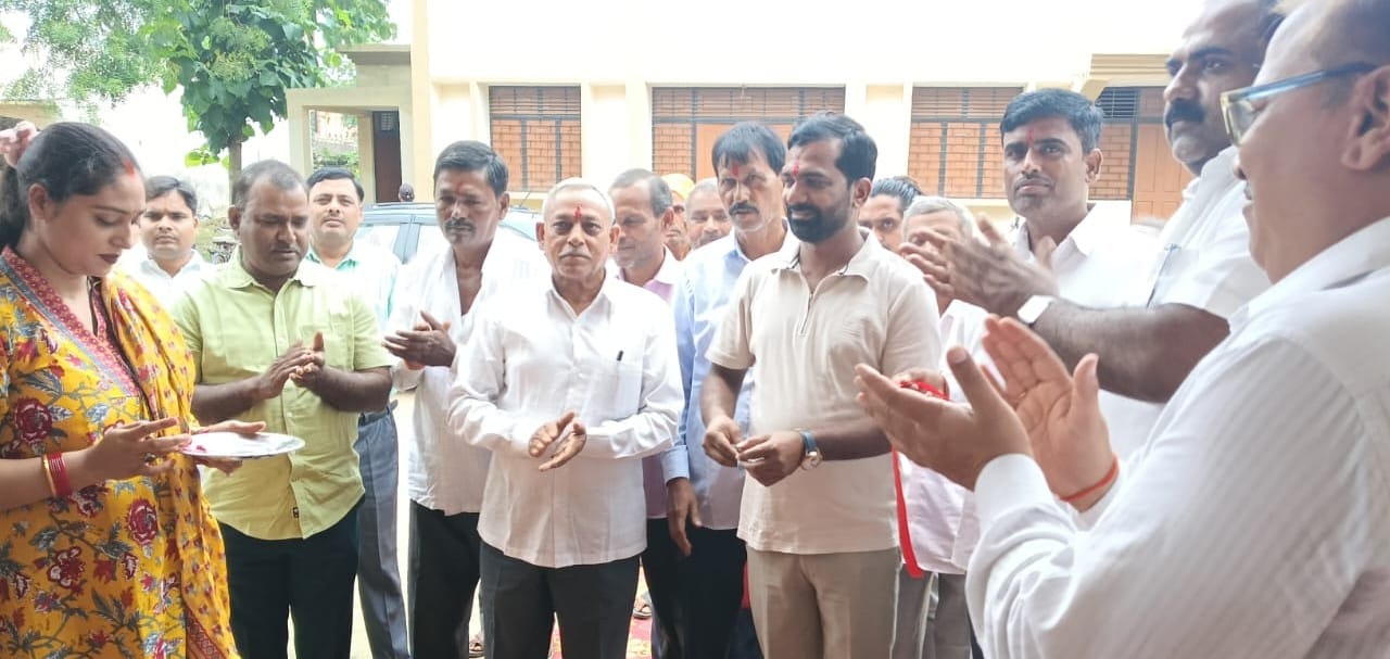 फोटो-25-बलरामपुर के उतरौला में मेले का शुभारंभ करते मुख्य अतिथि व अन्य।-स्रोत: विभाग