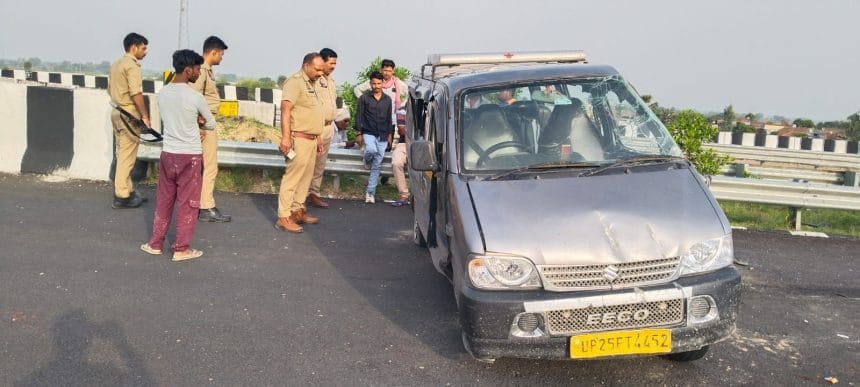 फोटो-25- बुंदेलखंड एक्सप्रेस वे पर खड़ी क्षतिग्रस्त कार व मौजूद लोग। स्रोत ग्रामीण