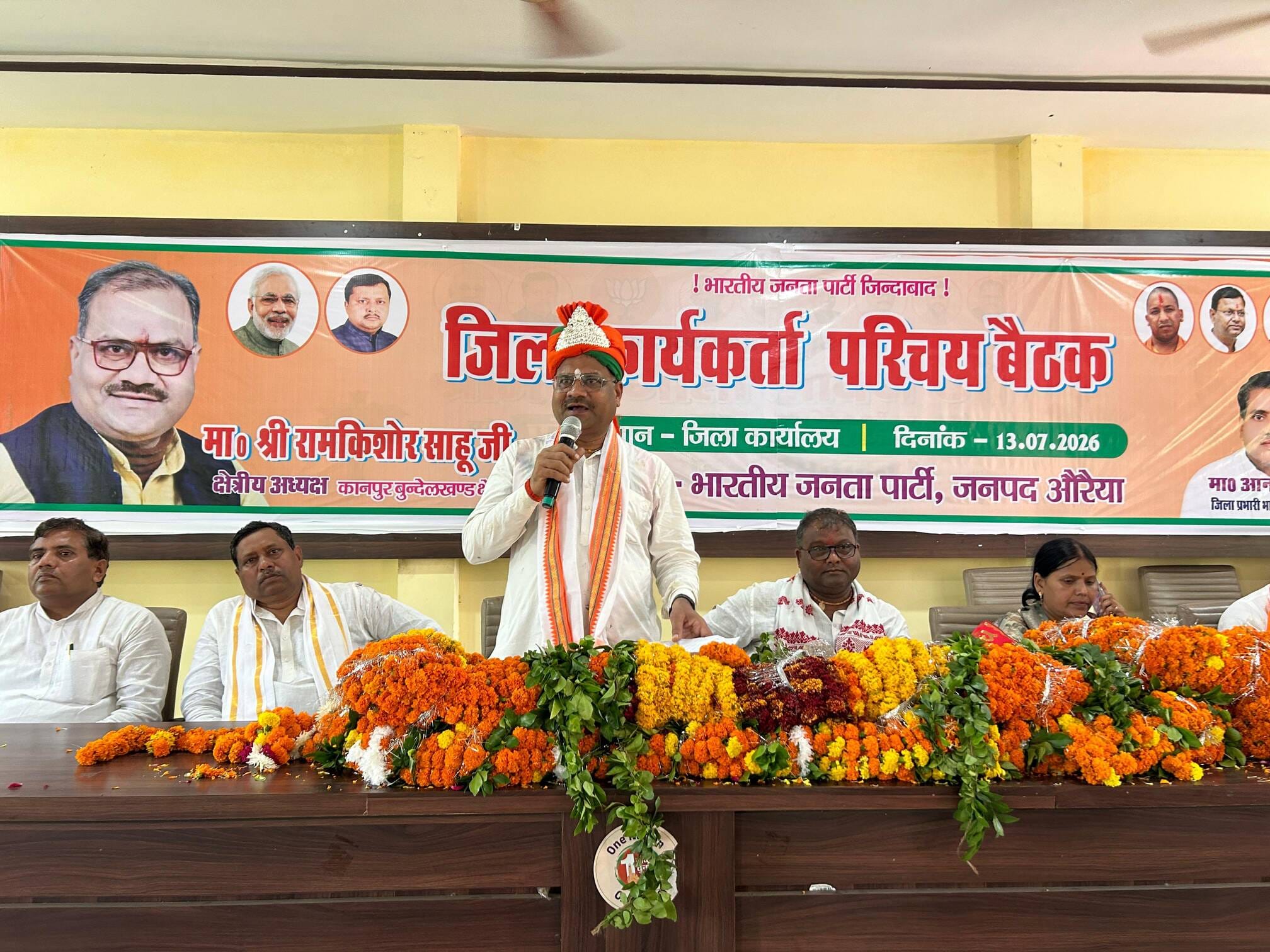 फोटो -27- बैठक में कार्यकर्ताओं को संबोधित करते क्षेत्रीय अध्यक्ष। स्रोत:कार्यकर्ता