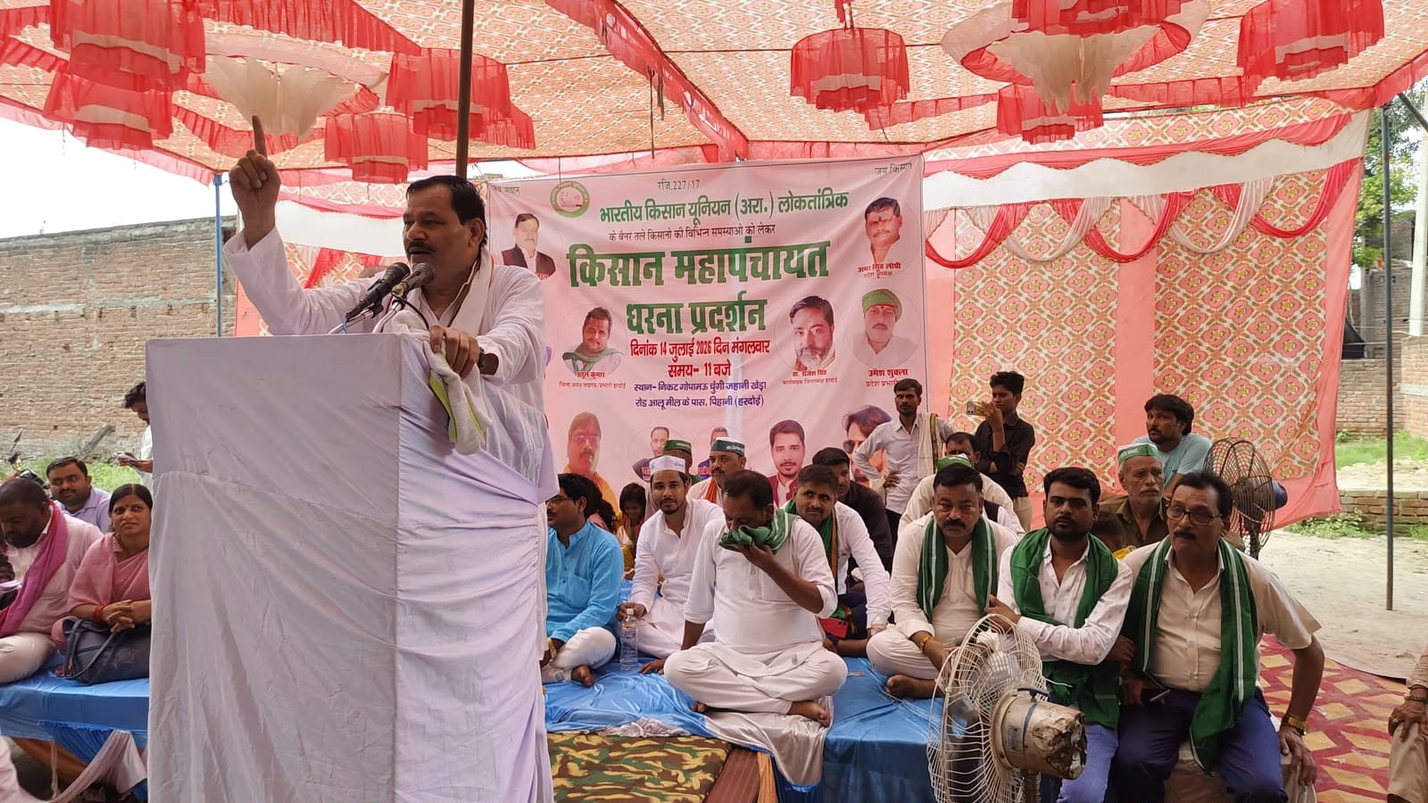 फोटो 38 : पिहानी किसान पंचायत को संबोधित करते राष्ट्रीय अध्यक्ष राकेश चौहान। संवाद