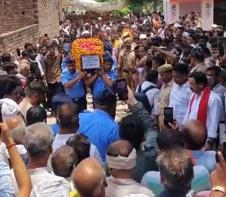 फोटो-39- जवान के पार्थिव शरीर लेकर जाते एयरफोर्स कर्मी और जमा भीड़।संवाद