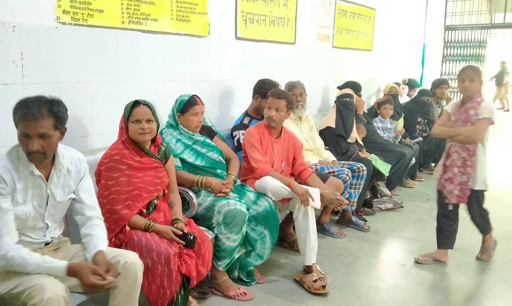 फोटो-5-बलरामपुर के संयुक्त जिला चिकित्सालय के ओपीडी में बैठे मरीज ।-संवाद
