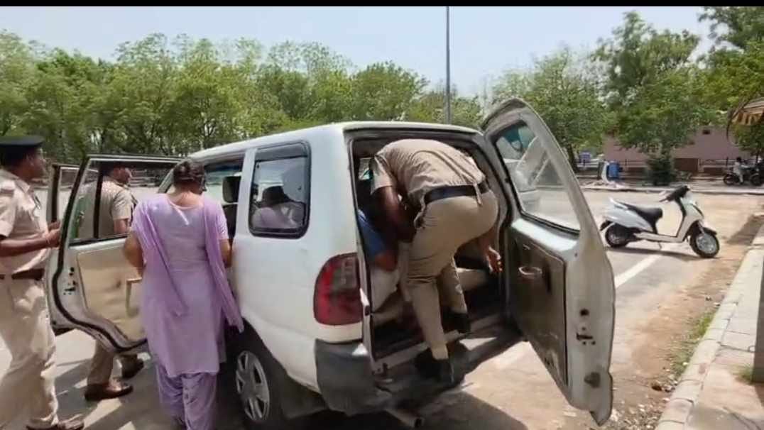 फतेहाबाद के सेक्टर तीन में स्पा सेंटर से युवतियों और युवकों को लेकर जाती हुई पुलिस टीम