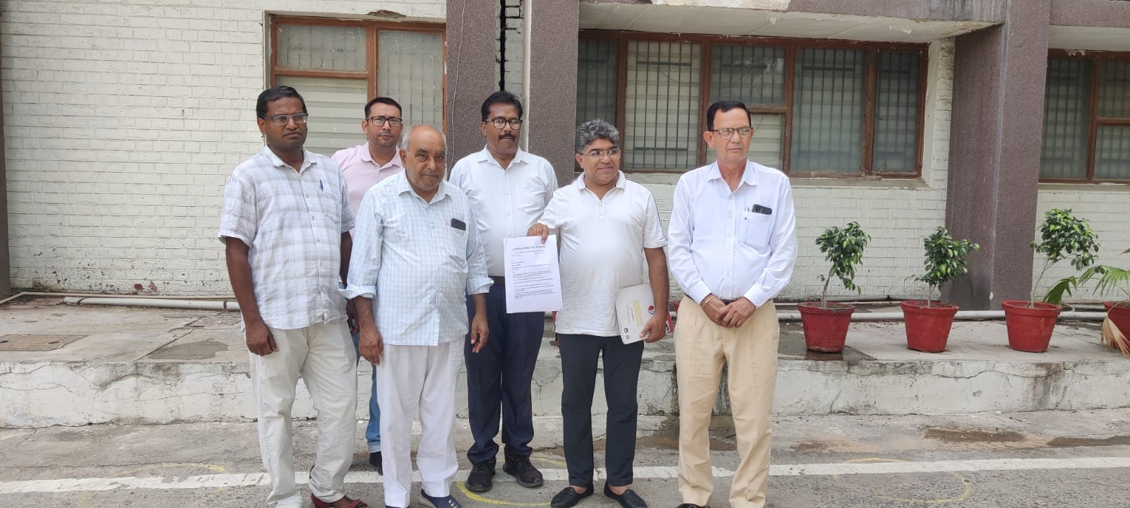 फतेहाबाद। पुलिस अधीक्षक को ज्ञापन देने पहुंचे प्रतिनिधिमंडल के सदस्य। स्त्रोत : मंच