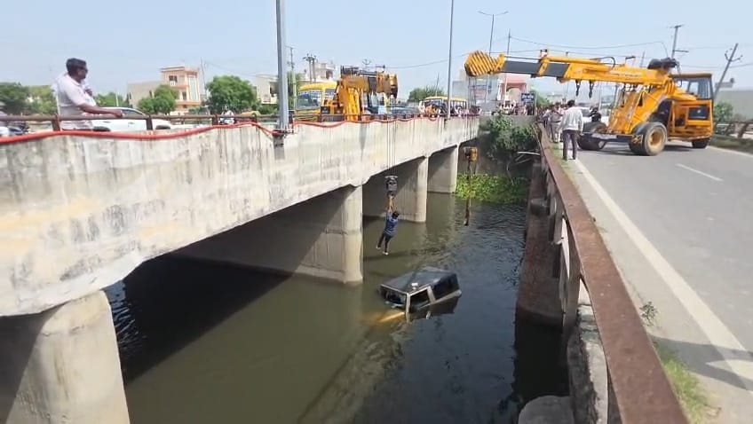 Thar SUV loses control and falls into drain; lives saved as water level was low.