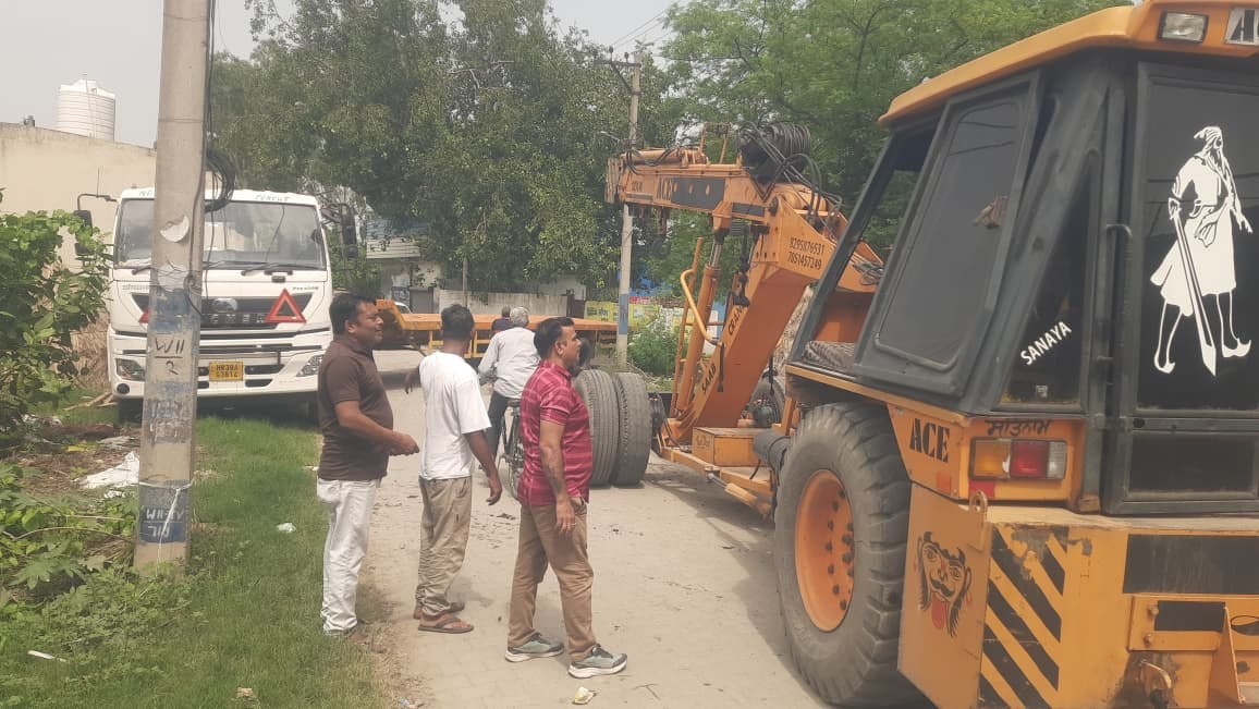 Trailer stuck outside factory; traffic disrupted