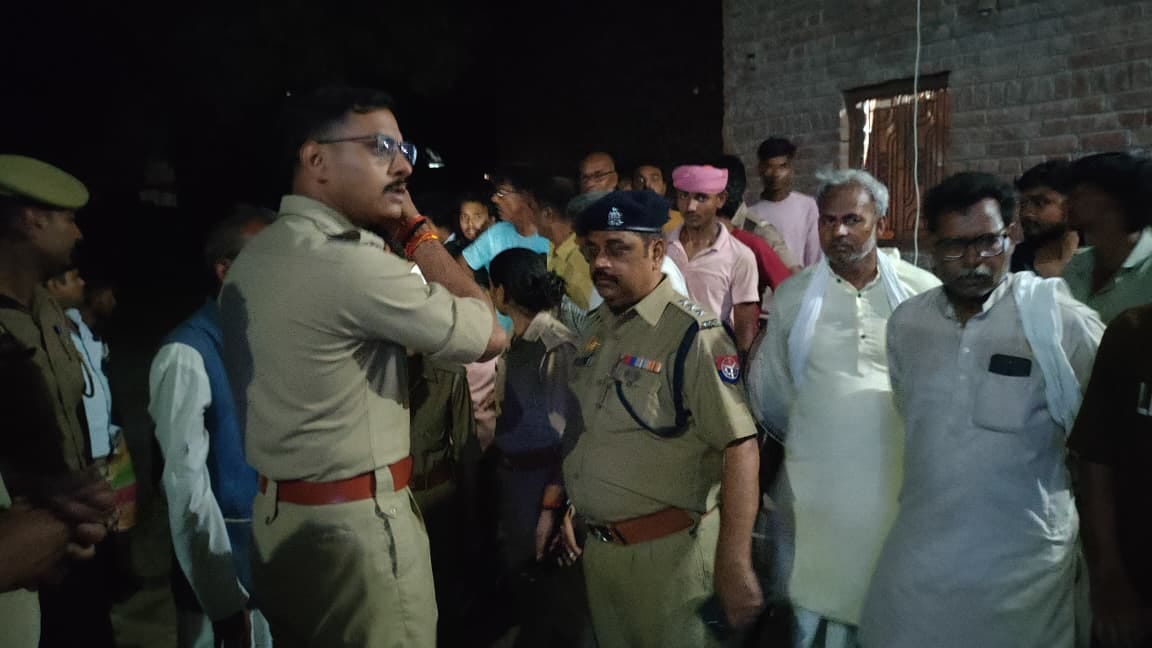 हत्या के बाद जांच करती पुलिस। संवाद