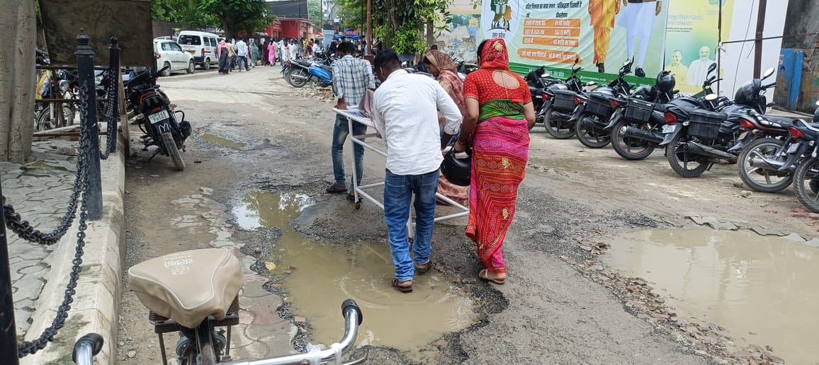 Patients on stretchers, arrangements amidst water... before treatment, one has to contend with broken roads and waterlogging.