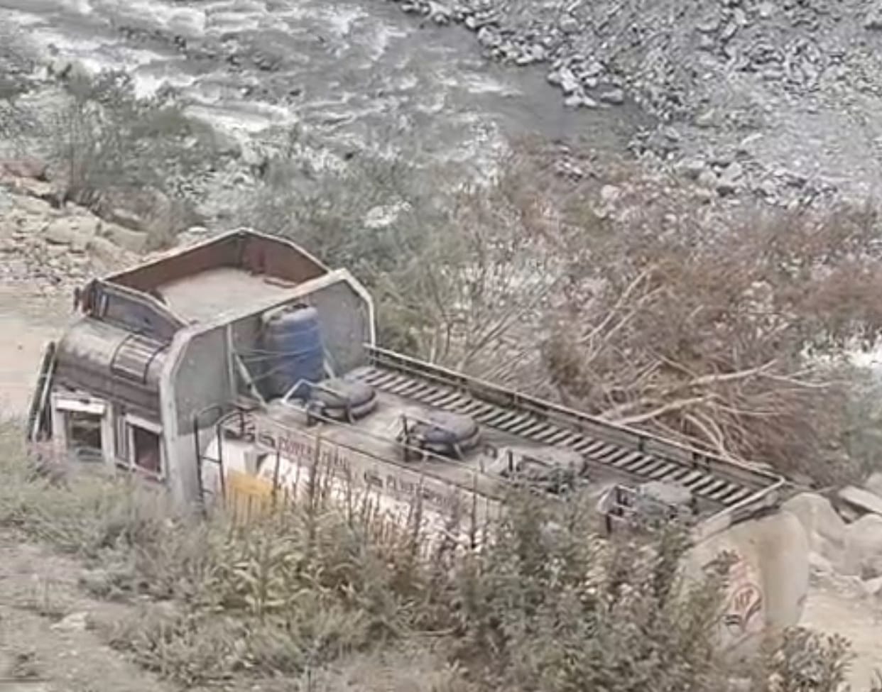 Tanker breaks down on Jahalma Nala road; traffic stalled for 6 hours.