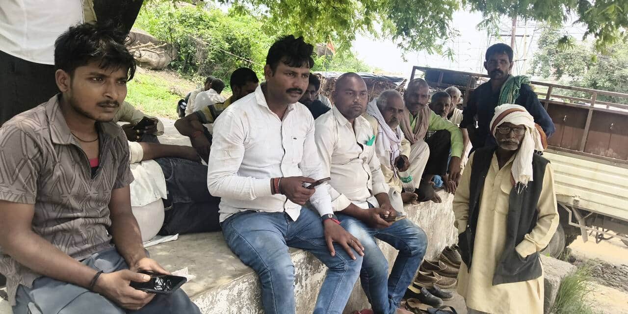 जिला अस्पताल के पोस्टमार्टम हाउस पर सडक हादसे में मृतक के शोकाकुल परिजन।संवाद