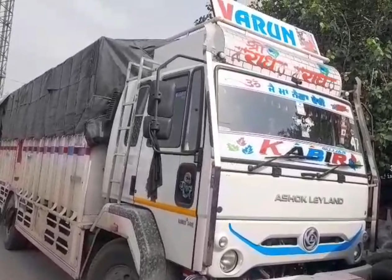 जिस कैंटर में लाई जा रही थी डोडा पोस्त की खेप। संवाद