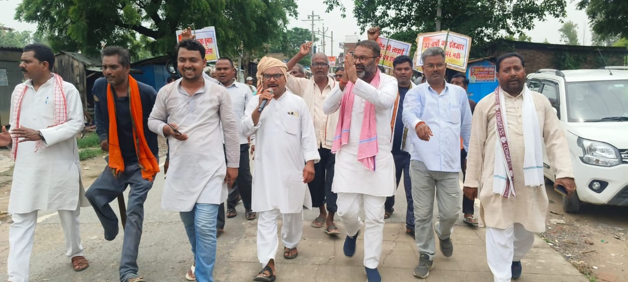 Congress launches a foot march in support of leaseholders.