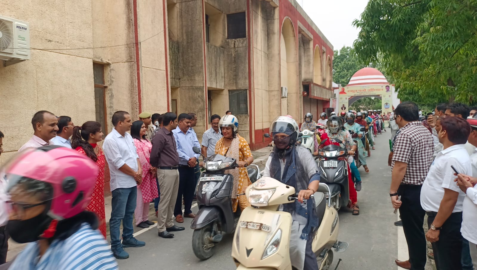 कलेक्ट्रेट से निकली स्कूल चलो अभियान की जागरूकता रैली में शामिल स्कूटी सवार शिक्षिकाएं। स्रोत
